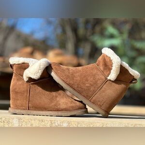 Cushionaire Kenzie Boots Hidden Wedge‎ Winter Booties - Women’s Size 8
